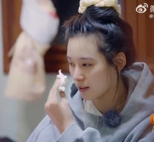 huang zitao xu yiyang reality showwoman-scrunchie-hoodie-figure.
