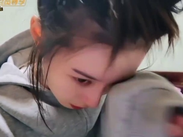 huang zitao xu yiyang reality showwoman-sad-hoodie-resting.