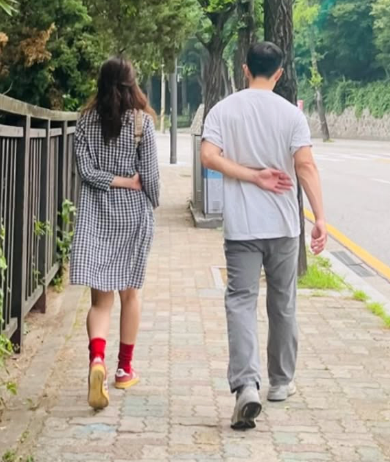 Gong Hyo-jin Kevin Oh strollcouple-walking-sidewalk-affectionate.