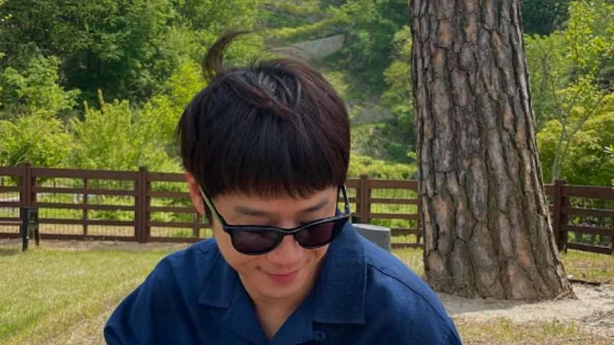 jung joon-won brand reputationman-sunglasses-outdoors-tree.