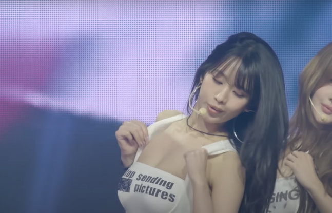 kiss of life choreography controversyKpop-woman-stage-singing.