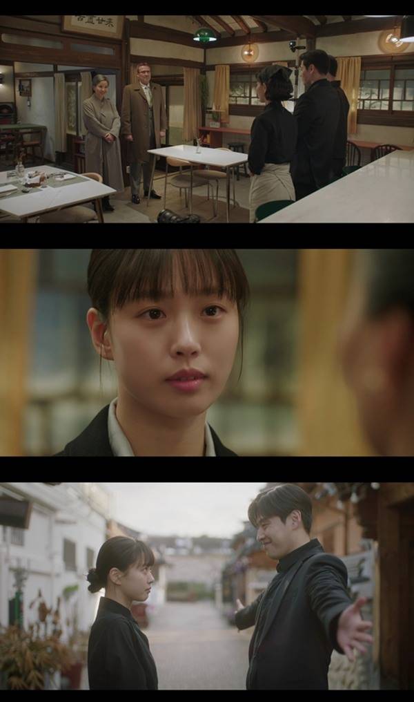 tastefully yours k-drama finalerestaurant-woman-conversation-courtyard.