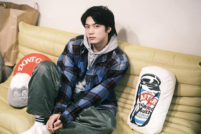 mizuki itagaki death plagiarism aespaman-couch-pillow-plaid.