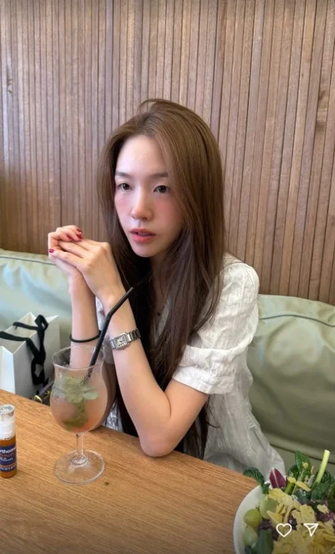 bang minah slimmer face 2024woman-cocktail-restaurant-salad.