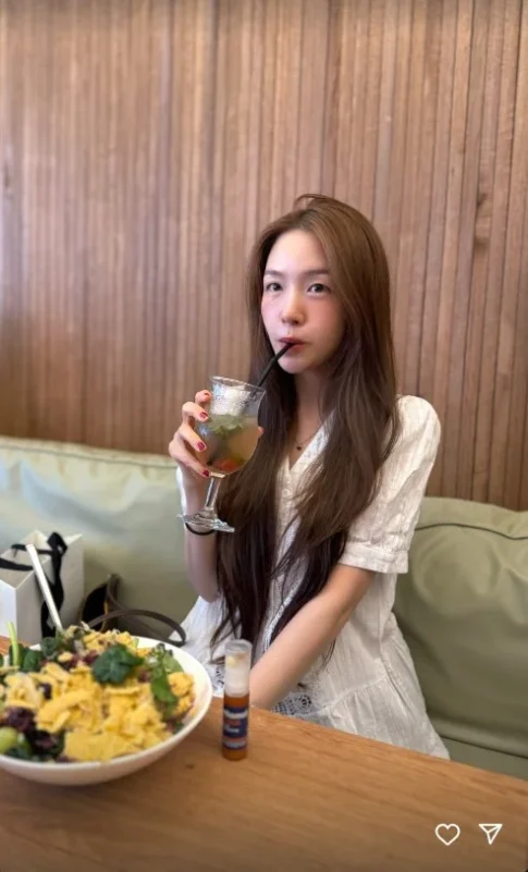 bang minah slimmer face 2024woman-salad-drink-restaurant.