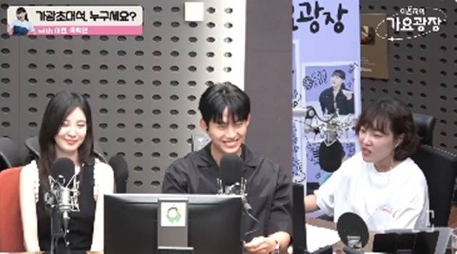 Taecyeon Seohyun The First Night with the Dukeradio-program-studio-microphone-people.