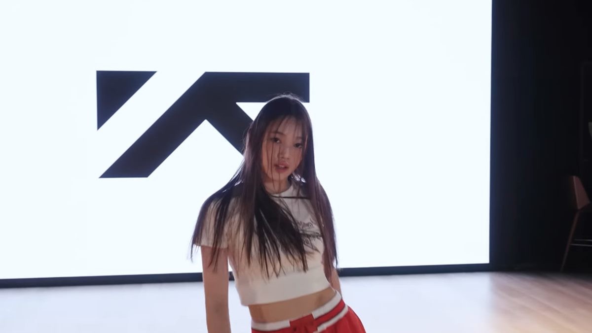yg trainee evelli dance videowoman-modern-studio-red.