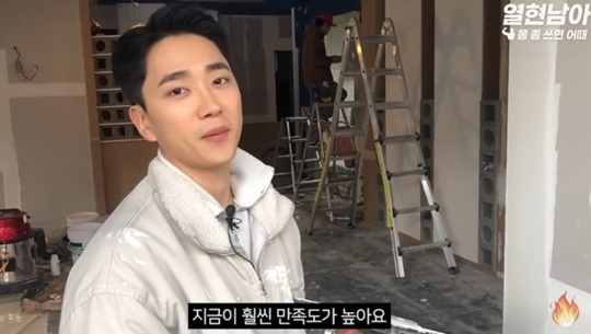 oh ji min painter incomeman-ladder-construction-indoors.