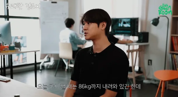 go kyung pyo weight 91kgindoors-office-asian-male-desk.