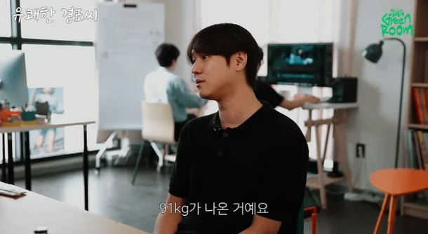 go kyung pyo weight 91kgoffice-man-monitor-table.