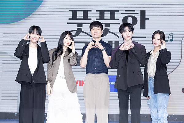 lee chae-yeon budding romance acting debutgroup-pose-hearts-smiling.