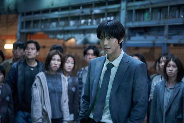 ahn hyo-seop omniscient readergroup-indoor-serious-suit.