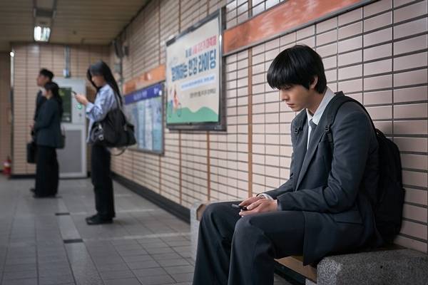 ahn hyo-seop omniscient readersubway-waiting-suit-smartphone.
