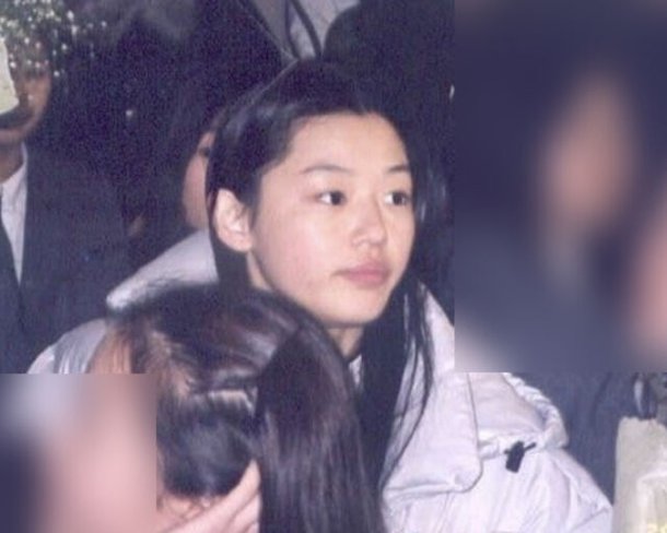 jun ji-hyun college photoswoman-airport-crowd-jacket.