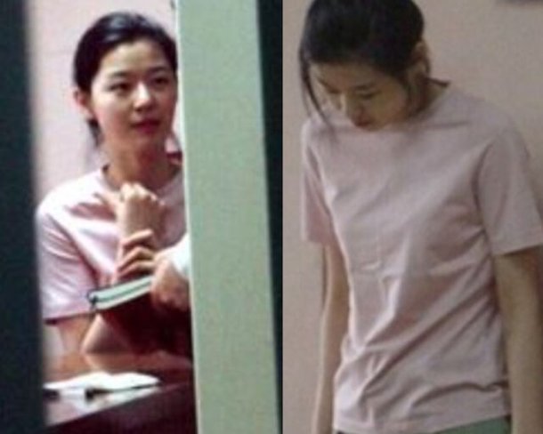jun ji-hyun college photoswoman-pinkshirt-twoimages-indoor.