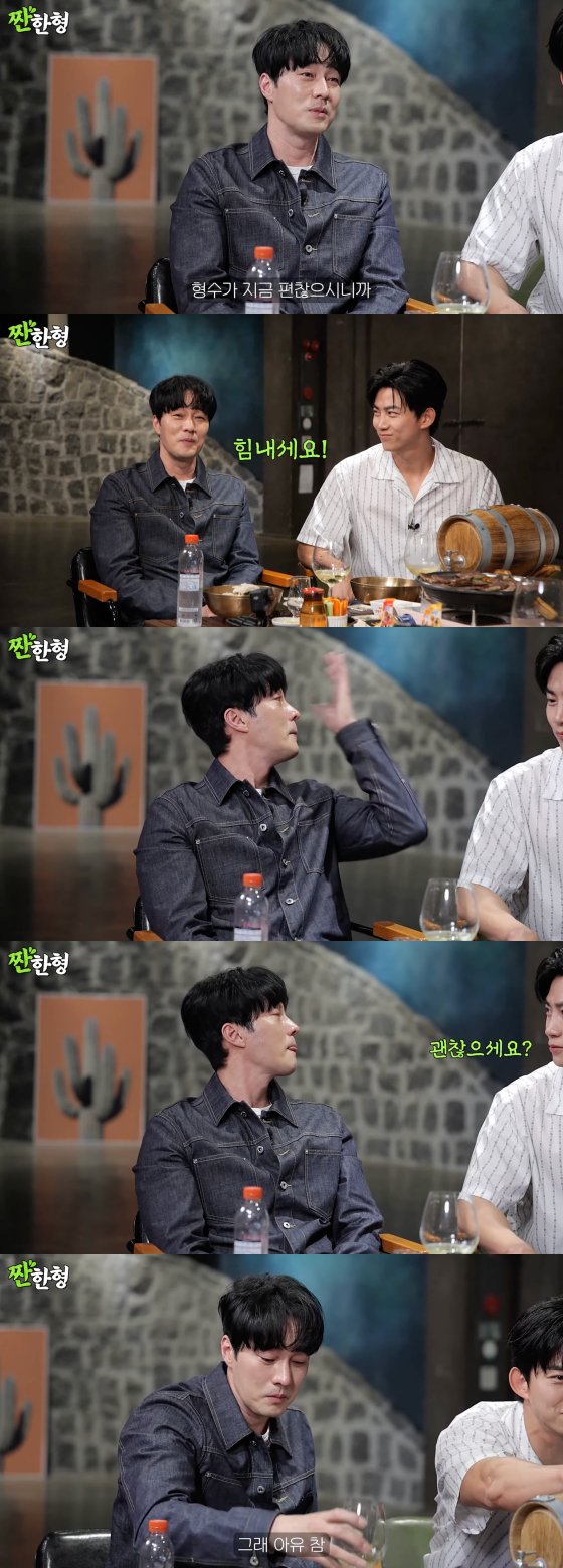 so ji-sub tears upmen-talking-drinks-indoors.