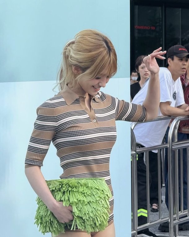 jeon somi prada mode osakawoman-stripedShirt-greenClutch-crowd.