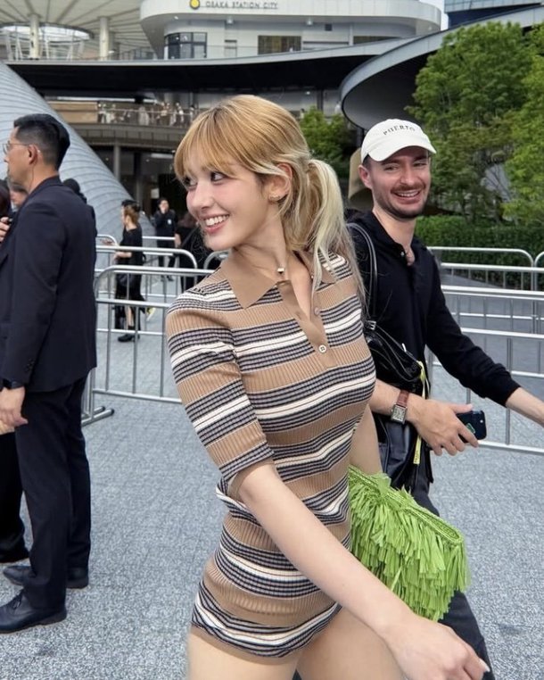 jeon somi prada mode osakaWoman-StripedOutfit-GreenBag-OsakaStation.