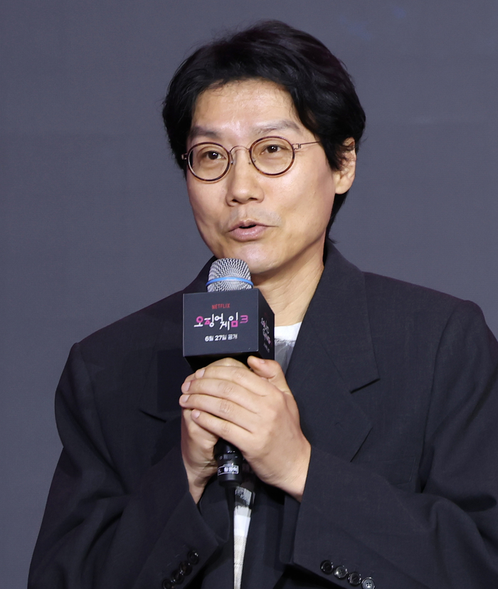 squid game season 4Man-Glasses-Microphone-Blazer.