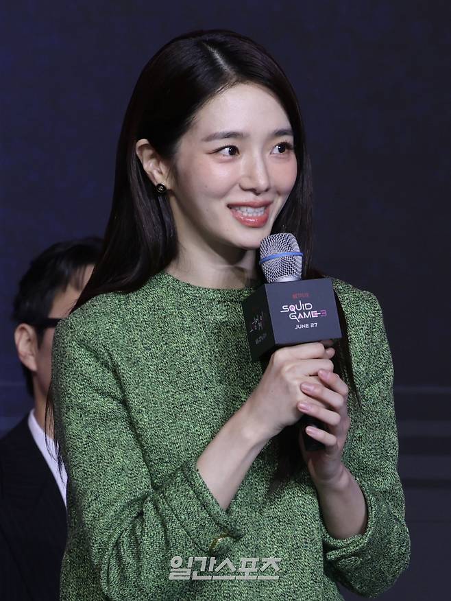 park gyu-young spoiler squid game 3 apologywoman-microphone-green-smile.