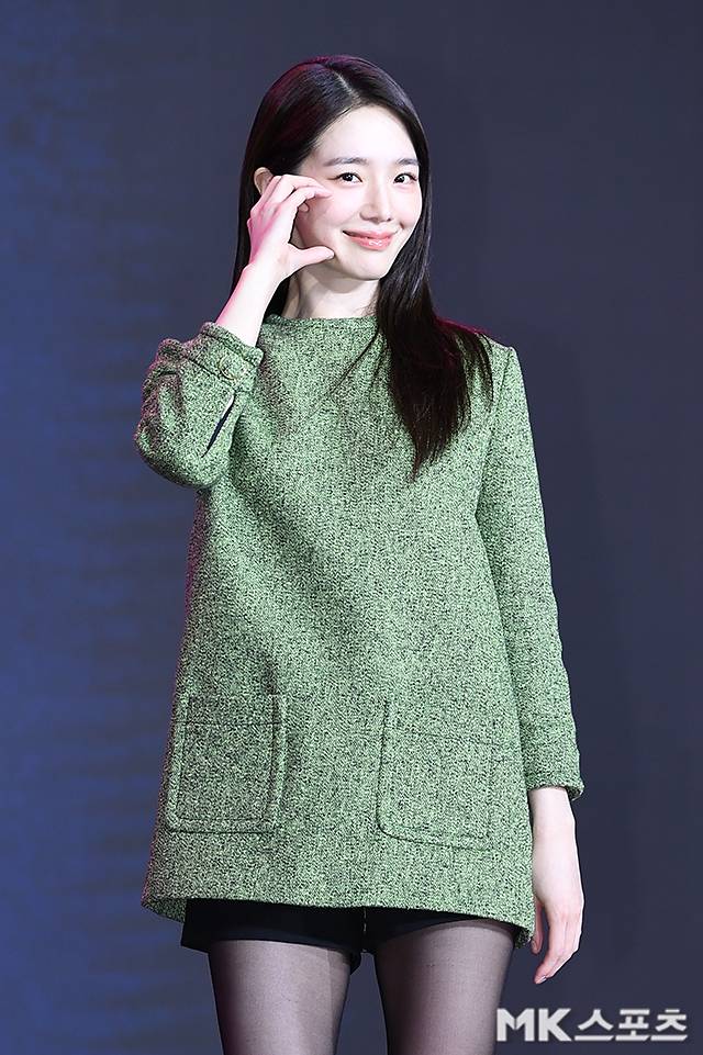 park gyu-young spoiler squid game 3 apologywoman-greenDress-blackHose-smiling.