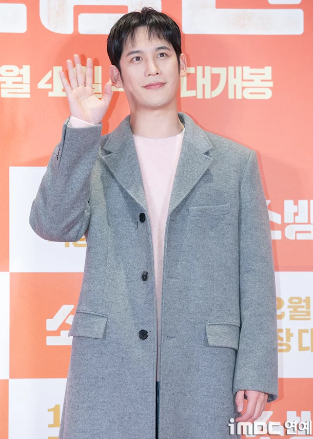 Park Ki-woong father deathActor-Wave-Coat-Smiling.