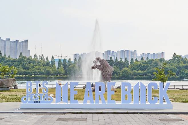bts reunion 2025BTSFesta-Lake-Sculpture-Signage.