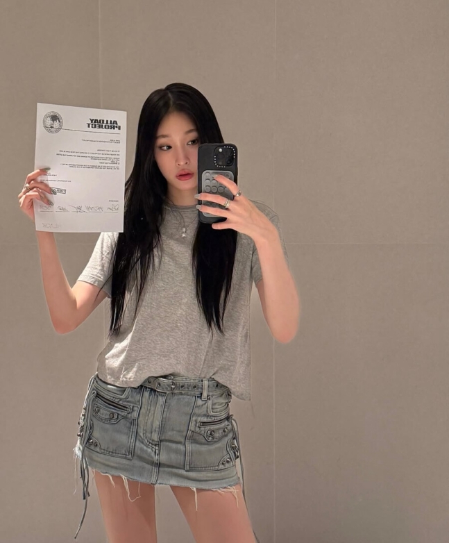 Daughter of Shinsegae President to Debut in Co-Ed Idol Group Under THE BLACK LABEL