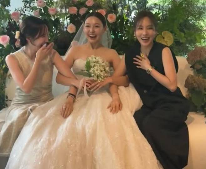 suzy miss a bullying rumorsbride-weddingdress-friends-happy.