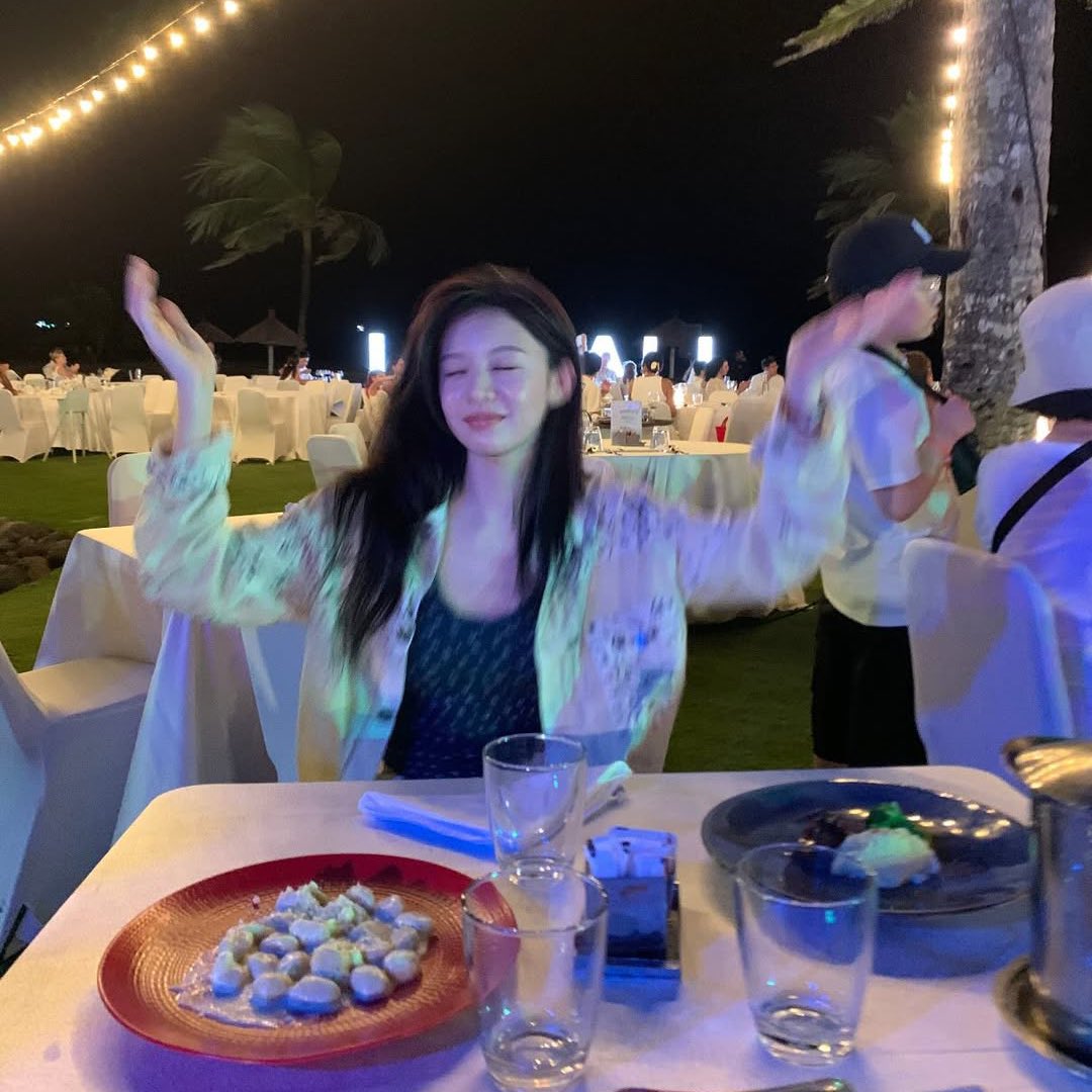 go yoon-jung bali vacationwoman-outdoor-dinner-celebration.