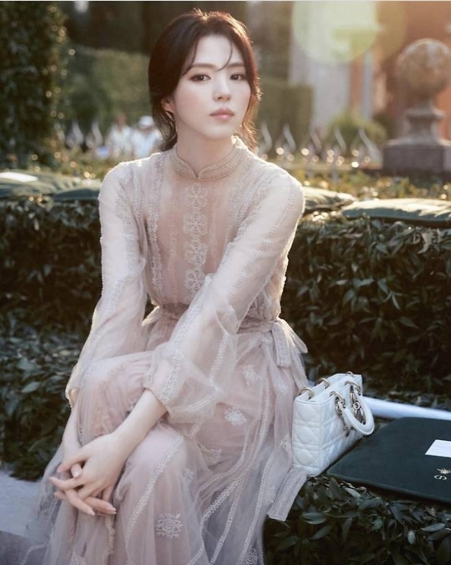 han so-hee compared to hwasaHanSohee-LaceDress-WhitePurse-Outdoor.