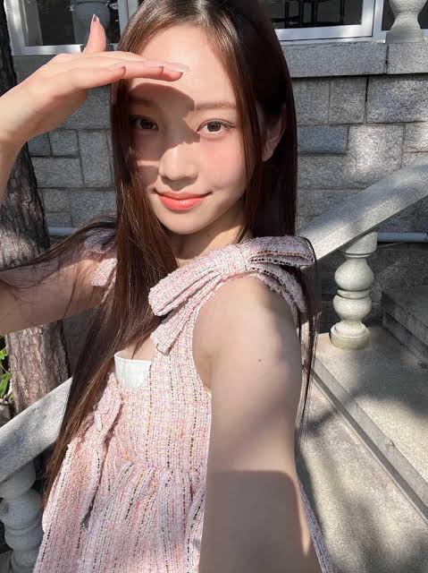 the black label co-ed k-pop groupAsian-woman-hand-dress-outdoors.