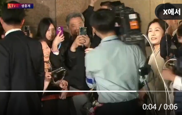 mbn reporter hits first ladycrowd-cameras-phones-event.