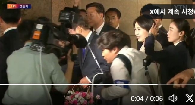 mbn reporter hits first ladycrowd-cameras-flowers-security.