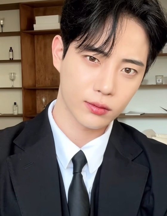kim jong-seok deathportrait-suit-man-indoor.