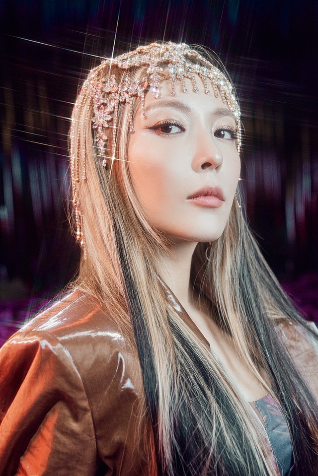 boa weverse con 2025 transformationwoman-headdress-glamour-portrait.