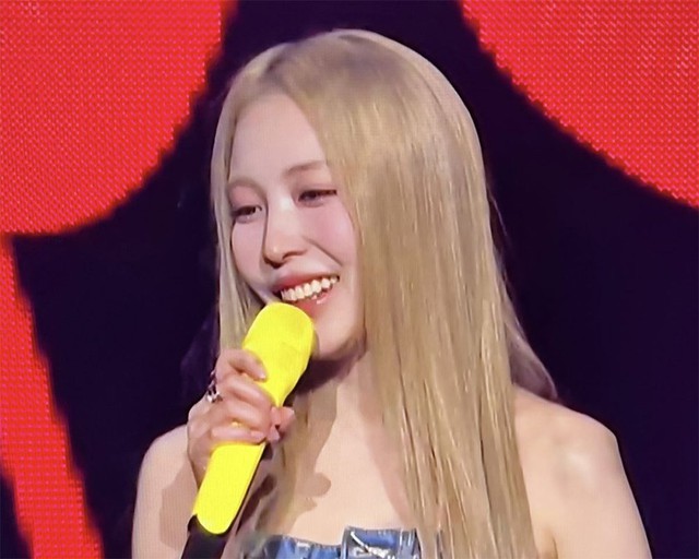 boa weverse con 2025 transformationwoman-microphone-blonde-smiling.