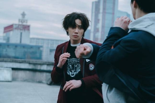 lee jun-young actormartial-arts-rooftop-training-urban.