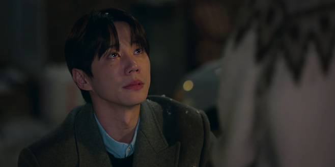 lee jun-young actorman-tears-coat-lookingUp.