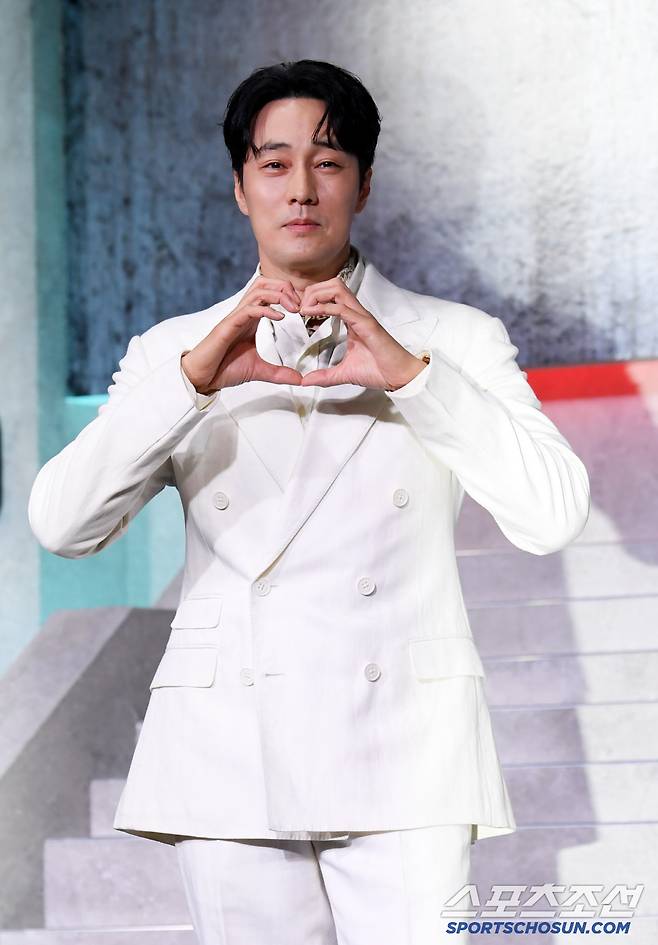 so ji-sub mercy for noneman-suit-heart-gesture.
