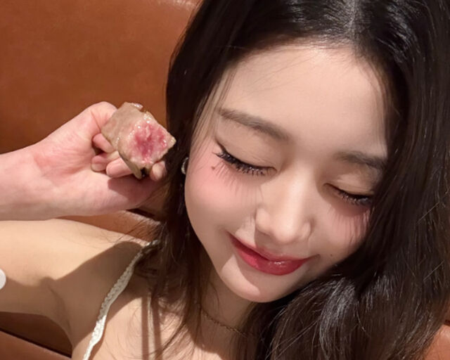 jang wonyoung mukbangwoman-meat-smile-asian.