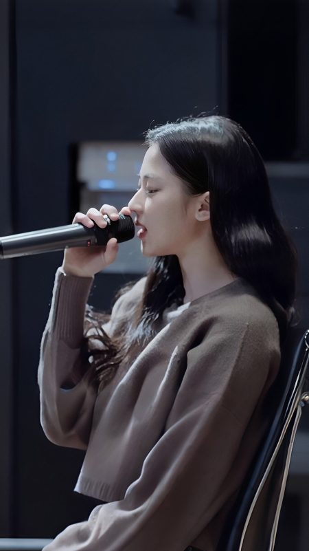 ruka-babymonster-visualswoman-singing-microphone-sweater.