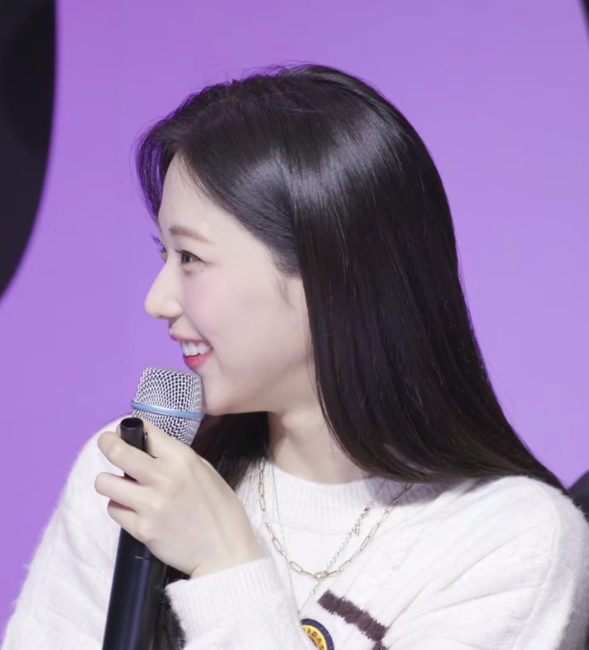 ruka-babymonster-visualswoman-microphone-smiling-profile.