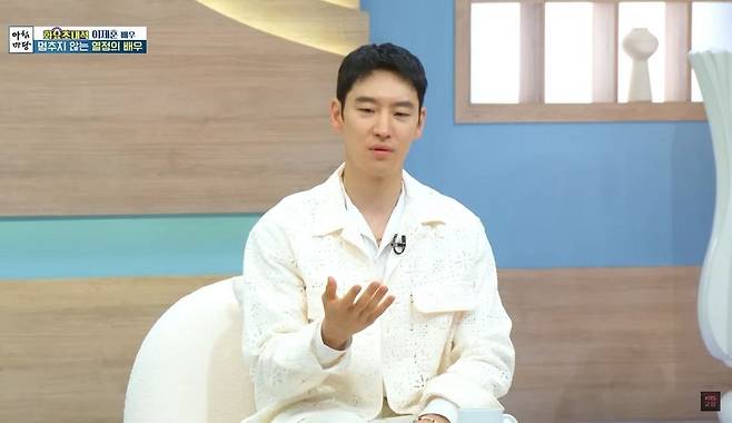 Lee Je-hoon acting setbackman-jacket-sitting-interview.