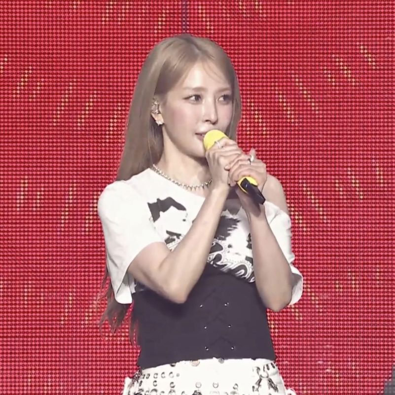 boa blonde hair weverse conwoman-microphone-performance-stage.