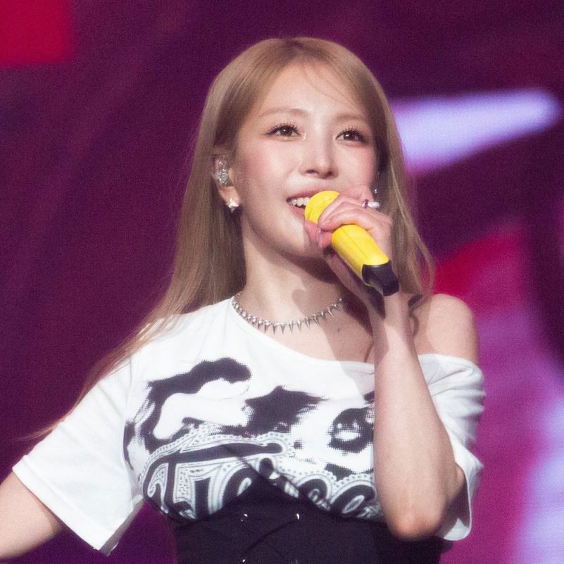 boa blonde hair weverse consinger-microphone-performance-concert.