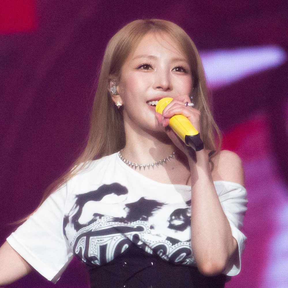 boa blonde hair weverse consinger-microphone-performance-concert.