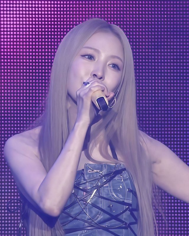 boa blonde hair weverse consinger-microphone-blonde-performance.