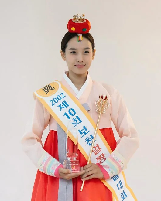 jo yoon-hee ulzzang photoswoman-Hanbok-trophy-sash.