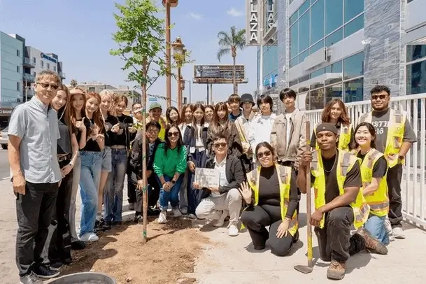lee soo-man tree planting campaigngroup-tree-planting-volunteers-community.